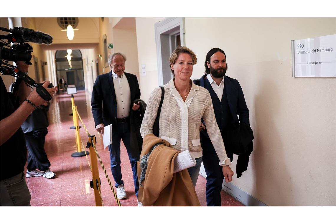 Christina Block auf dem Weg in den Gerichtssaal, rechts ihr Anwalt Ingo Bott, links Gerhard Delling.