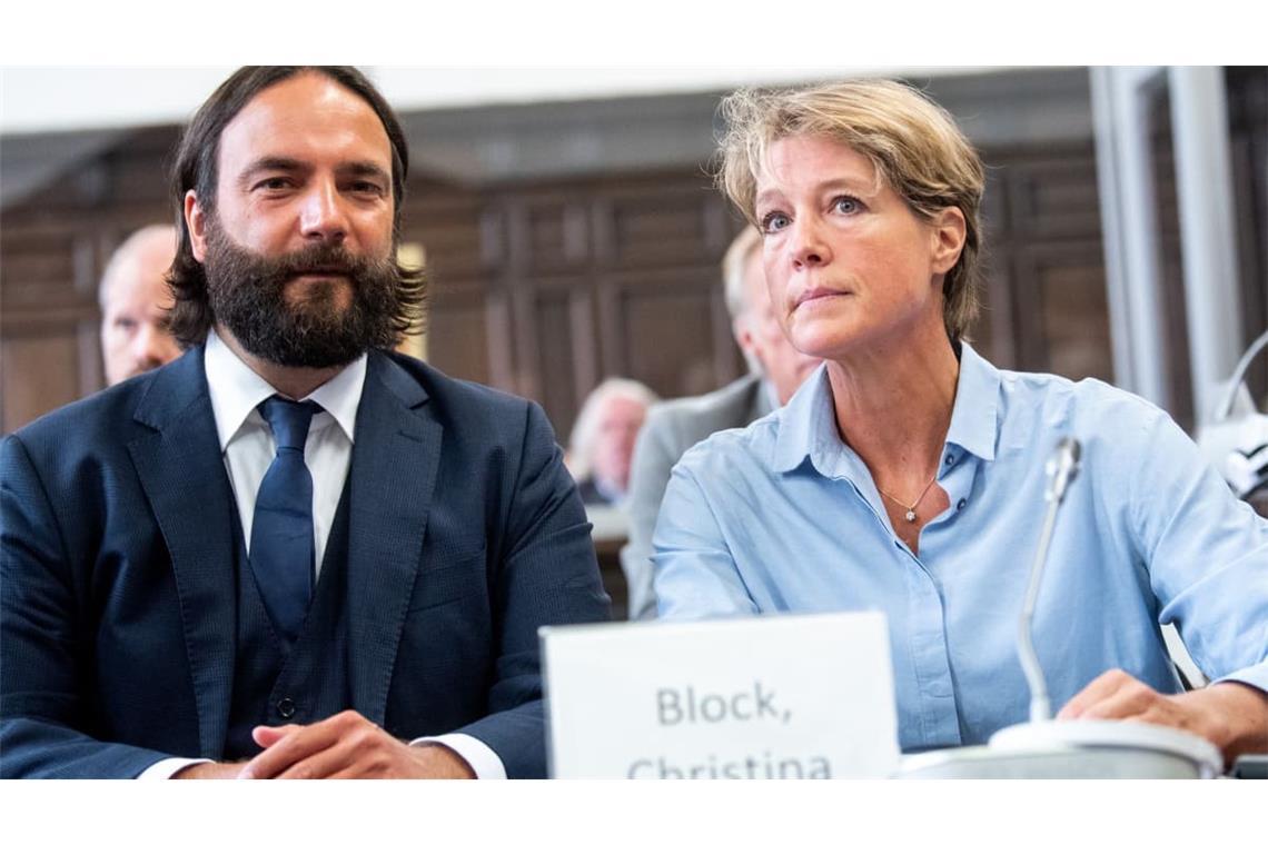 Christina Block, deutsche Gastronomin und Unternehmerin, sitzt im Prozess wegen mutmaßlicher Kindesentführung im Landgericht Hamburg im Saal neben Ingo Bott, Verteidiger von Block.