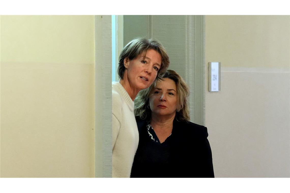 Christina Block eilte ihrer in Tränen aufgelösten Verwandten hinterher und schirmte sie zusammen mit Gül Pinar, der Verteidigerin eines anderen Angeklagten, vor Fotografen ab.