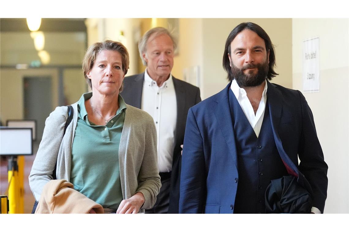 Christina Block (l) auf dem Weg in den Gerichtssaal.