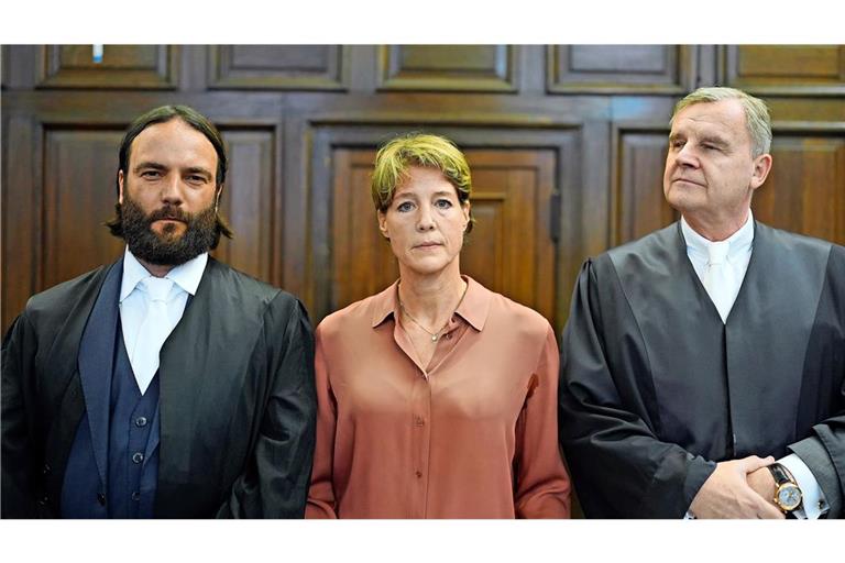Christina Block (M), deutsche Gastronomin und Unternehmerin, neben ihren Verteidigern während des Prozesses wegen mutmaßlicher Kindesentführung.