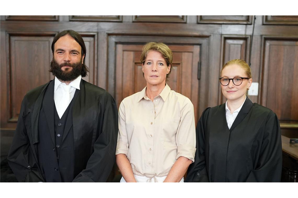 Christina Block mit den Anwälten Ingo Bott und Paula Wlodarek.