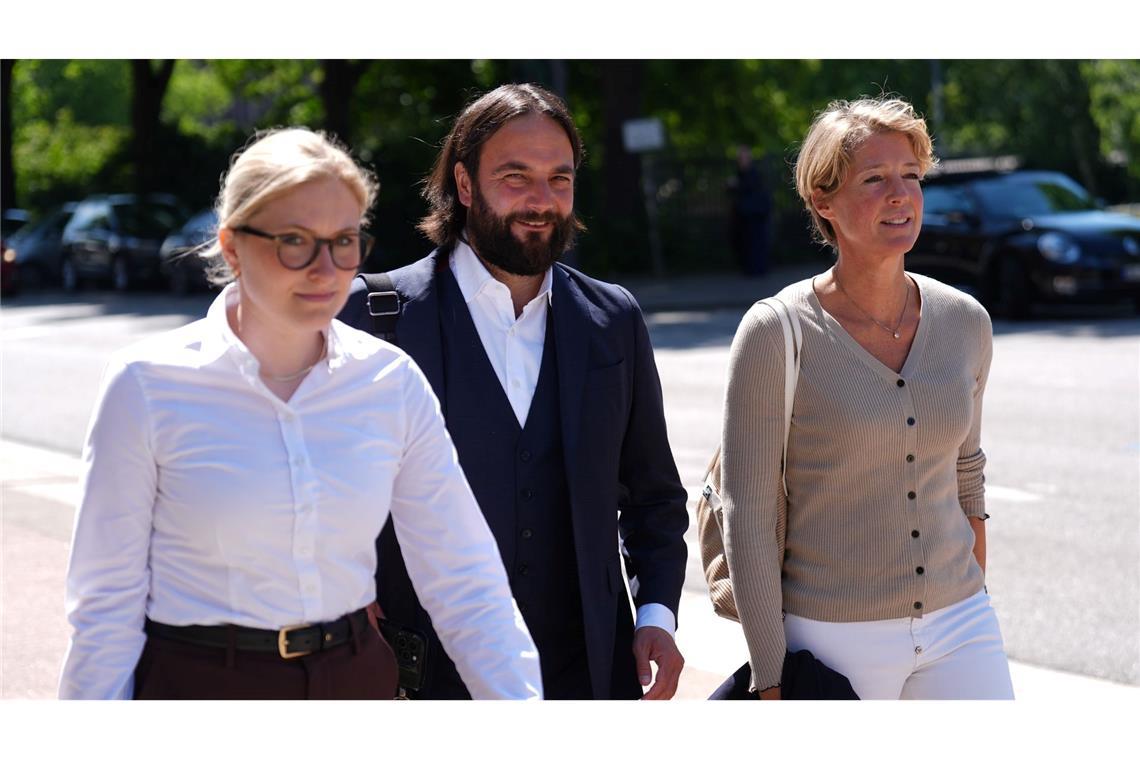 Christina Block und ihre Verteidiger in einer Prozesspause.