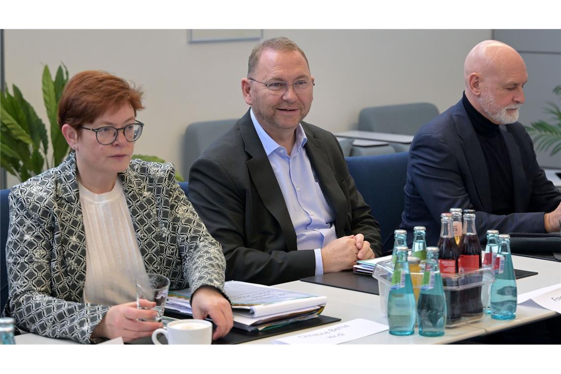 Christine Behle, Verdi-Vize, im Verhandlungsraum in Potsdam, neben ihr Verdi-Chef Frank Werneke und dbb-Chef Volker Geyer. (Archivbild)