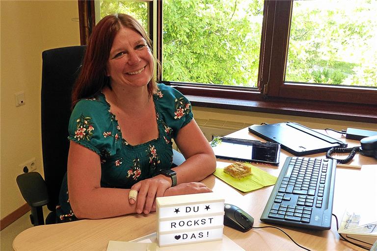 Christine Nagel mit ihrem Mutmachgeschenk von den Kollegen. Foto: privat