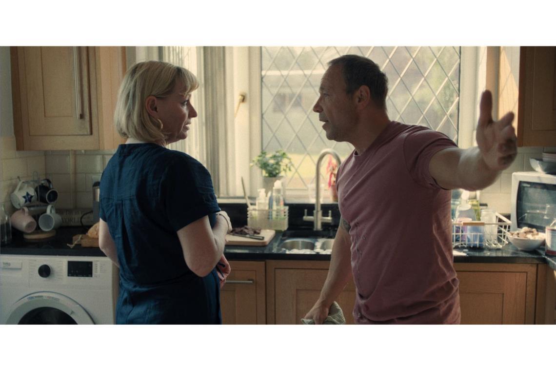 Was bedeutet „Nonse“? Beleidigung sorgt für Fragen Christine Tremarco als Manda Miller (l.), Stephen Graham als Eddie Miller, in Adolescence.