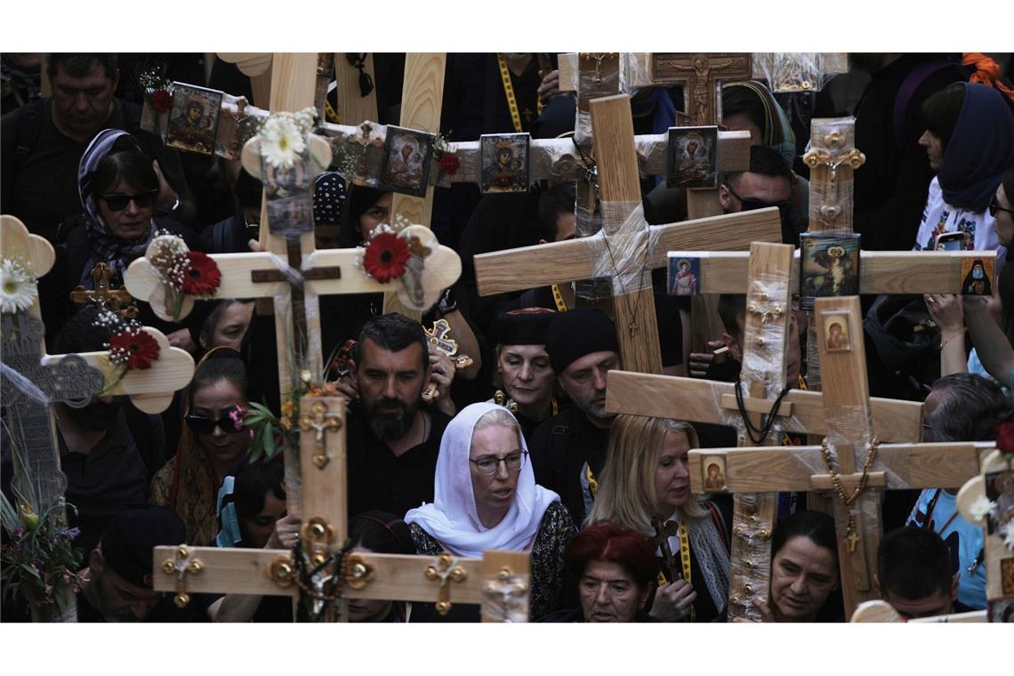 Bilder des Tages Christliche Pilger tragen Kreuze während der Karfreitagsprozession in der Altstadt von Jerusalem.