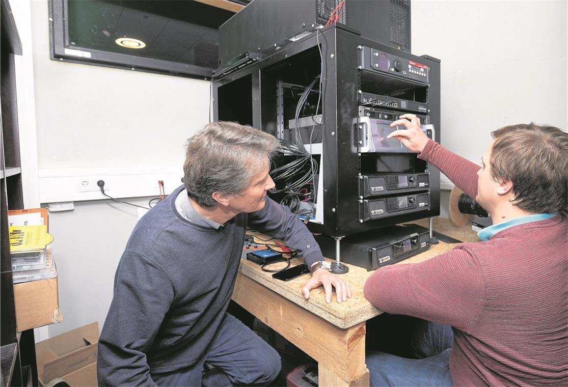 Kino startet mit neuem Soundsystem Christoph Baur von der Firma Kinoton Digital Solutions und Hendrik Jäger vom Kinoverein (von links) bei den letzten Einrichtungsarbeiten fürs neue Soundsystem. Foto: J. Fiedler