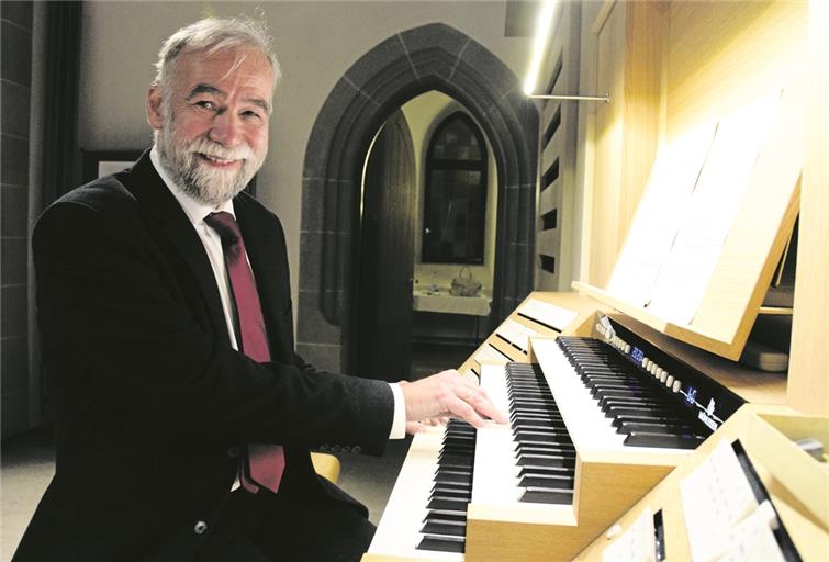 Christoph Bossert in seinem Element. Der Kirchenmusikdirektor erläuterte auch Wissenswertes rund um die Orgelmusikgeschichte. Foto: E. Klaper
