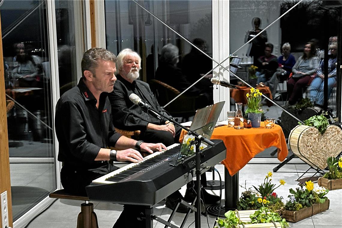 Christoph Jäger und Titus Simon begeistern das Publikum in der „Guten Aussicht“ der Erlacher Höhe (von links). Foto: Erlacher Höhe