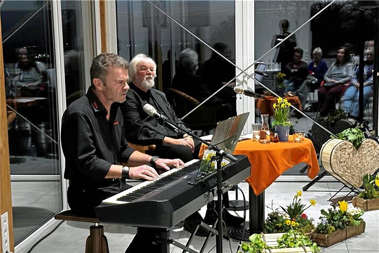 Christoph Jäger und Titus Simon begeistern das Publikum in der „Guten Aussicht“ der Erlacher Höhe (von links). Foto: Erlacher Höhe