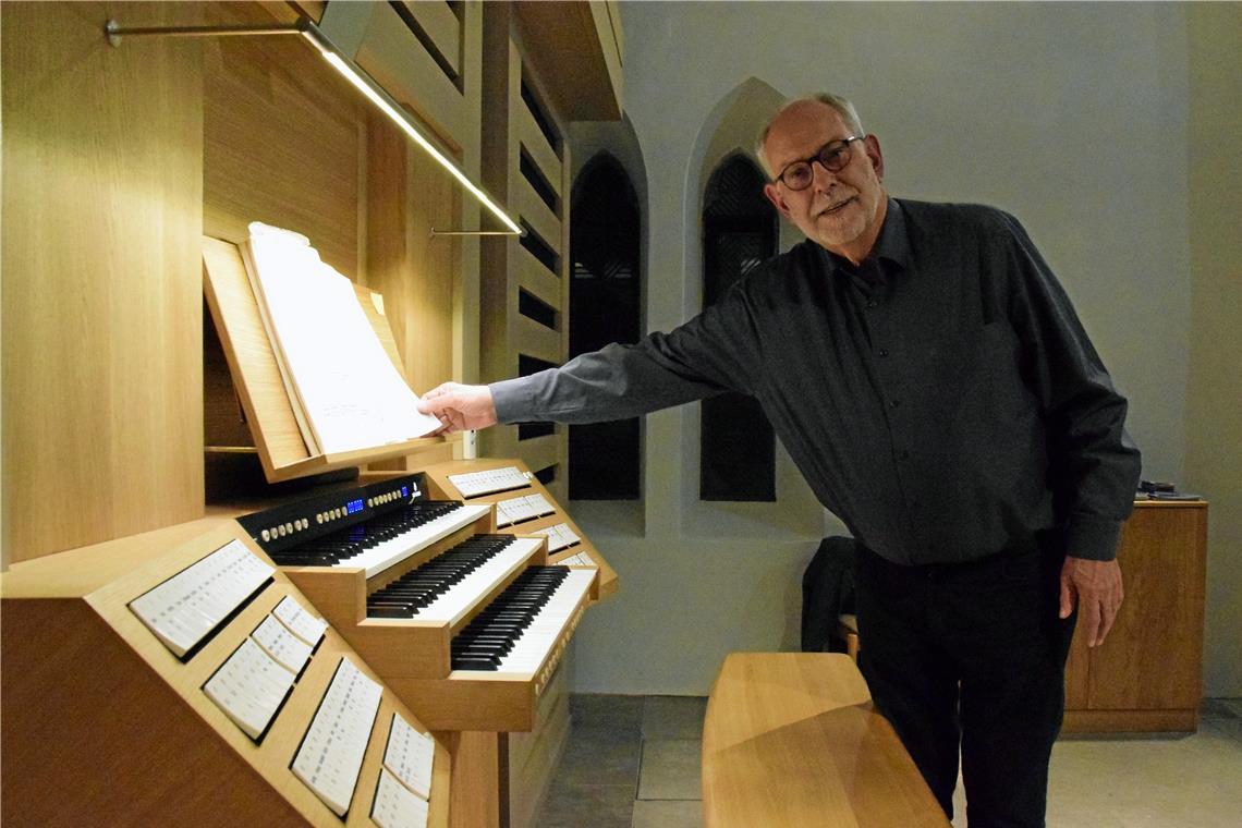 Oszillierende orchestrale Klangopulenz Christoph Schoener ist ein großer Könner des Orgelspiels und äußerst begeistert von der Mühleisen-Orgel. Foto: Elisabeth Klaper