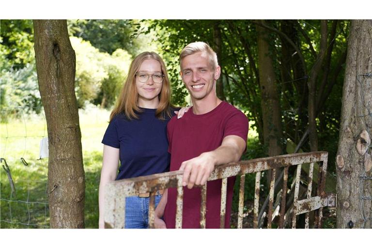 Christopher und Pauline auf dem Weg zum TinyHouse, in dem die 25-Järhige während der Hofwoche leben wird.