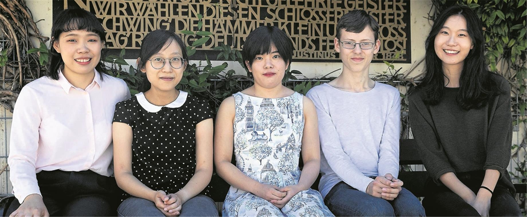 Chun-Hui Chang, Yi-Lin Wu, Mako Kodama, Viktor Satler und Hyelee Kang (von links) haben teils weite Wege auf sich genommen, um bei der Klavierakademie dabei zu sein. Ob noch ganz am Anfang ihres Weges oder mit viel Erfahrung – sie schätzen die geballte Ladung an Feedback. Foto: J. Fiedler