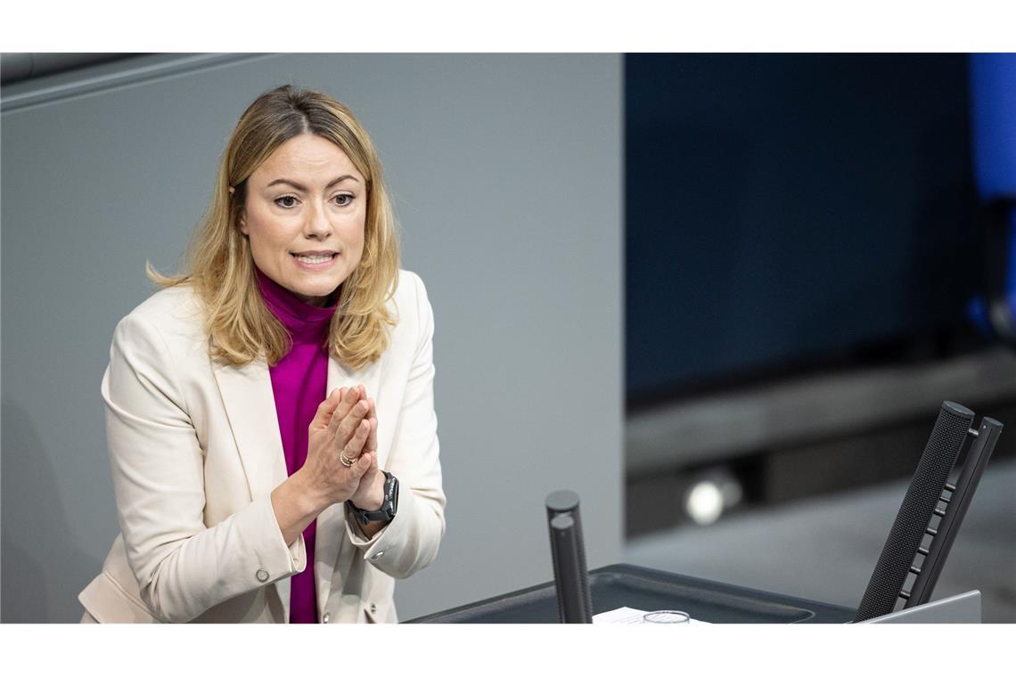 Über 15.000 Rückkehrer nach Überstellung ins EU-Ausland Clara Bünger (Die Linke) sagt: "Dreieinhalbjährige Verhandlungen der Bundesregierung mit Griechenland zur Verbesserung der Lage von anerkannten Flüchtlingen dort haben bis heut zu keinen Ergebnissen geführt."