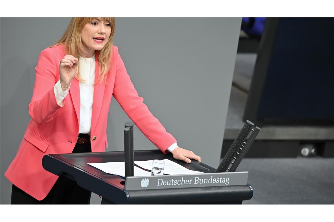 Clara Bünger (Linke) vermutet, dass viele Straftaten gegen Geflüchtete nicht zur Anzeige gebracht werden, weil die Betroffenen kein Vertrauen in die Polizei haben. (Archivfoto)