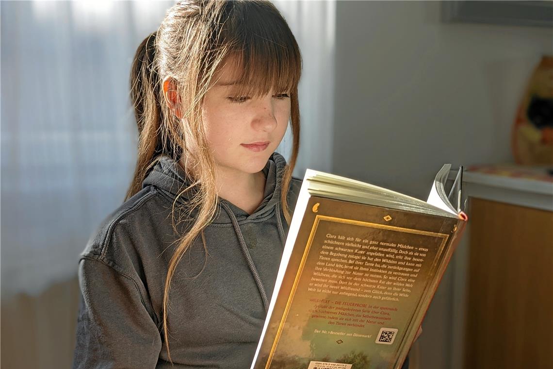 Tierische Abenteuer – gekonnt inszeniert Clara Luise Dreyer hat sich für den Wettbewerb eine Szene aus dem Buch „Wildhexe – Die Feuerprobe“ ausgesucht, das ebenfalls von einer Clara und einer verhängnisvollen Begegnung mit einem schwarzen Kater erzählt. Die Spannung der Passage hat sie mit ihrer Gestaltung gekonnt unterstrichen und rübergebracht. Foto: privat