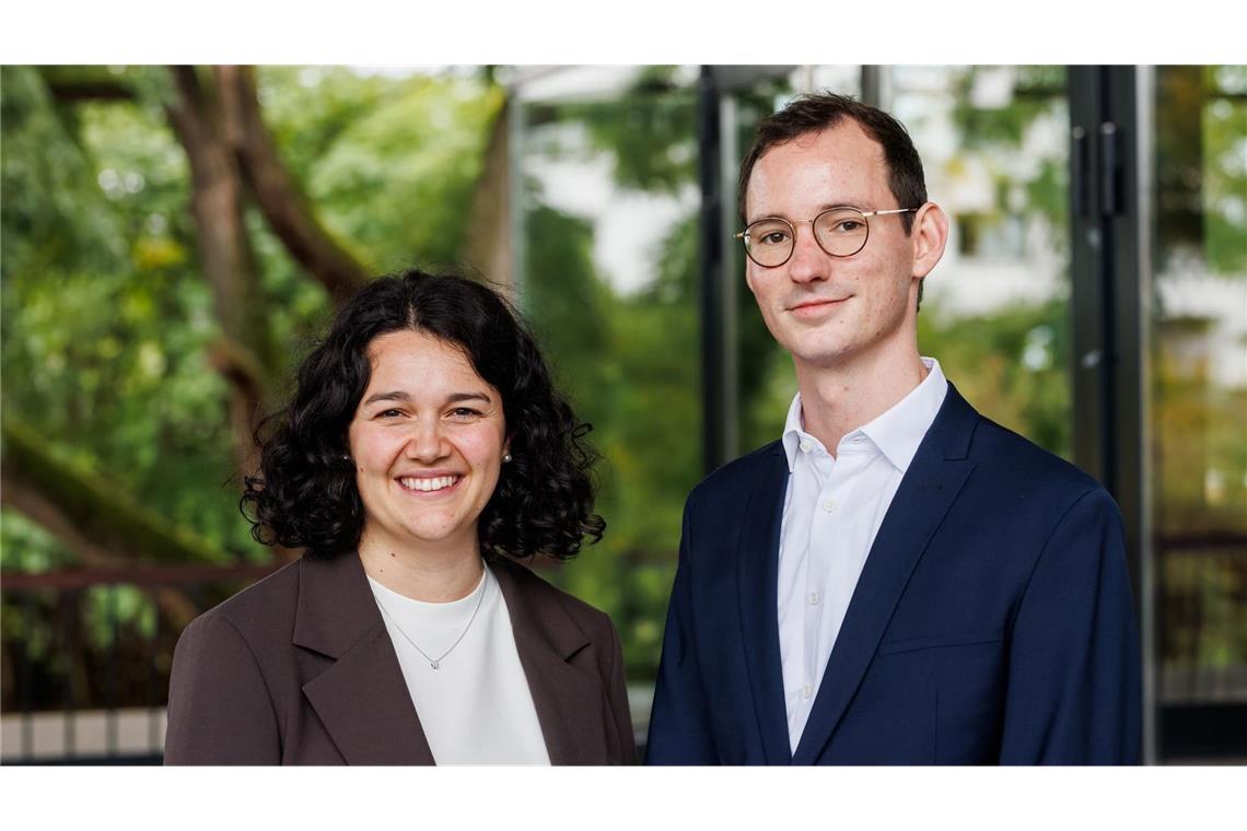 Clara Wellhäußer (l) und Jan-Lukas Schmitt stehen während der Landesdelegiertenkonferenz der Grünen von Baden-Württemberg auf dem Veranstaltungsgelände. Der Landesverband von Bündnis 90/Die Grünen Baden-Württemberg trifft sich unter dem Motto „Made in Baden-Württemberg“. (zu dpa: «Grüne in Baden-Württemberg haben neues Führungsduo»)