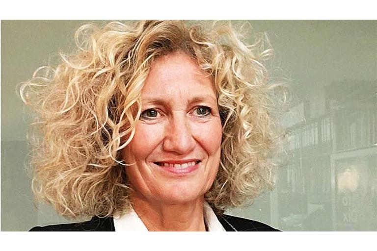Claudia Emmert ist Direktorin des Zeppelin Museums Friedrichshafen, Kuratorin der 16. Triennale Kleinplastik Fellbach und designierte Direktorin des Kunstmuseums Bonn.