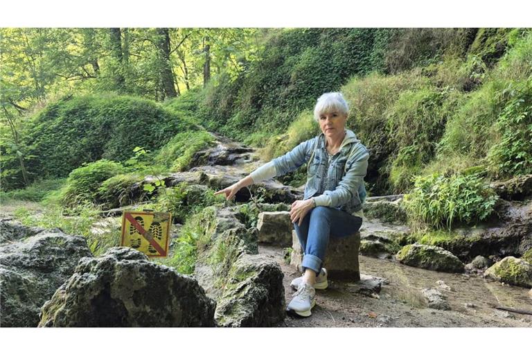 Claudia Taverna aus Bad Urach hat eine Initiative zur Rettung des Uracher Wasserfalls gestartet. Sie wünscht sich unter anderem, dass sich die Besucher an die bestehenden Regeln halten und auf den Wegen bleiben. Gleichzeitig möchte sie, dass die Behörden sich intensiver für den Schutz dieses Naturraums einsetzen.