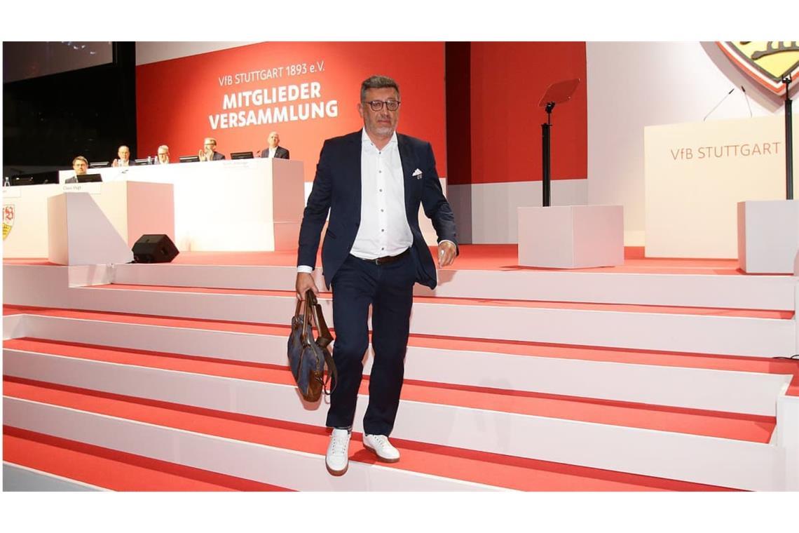 Claus Vogt wurde 2019 zum Präsidenten gewählt. Der Sportfunktionär und Unternehmer wurde lange Zeit von den Fans unterstützt. Sein großer Verdienst war, dass er der den Frauenfußball zum VfB Stuttgart gebracht hat. Im Laufe seiner Amtszeit verlor er aber den Rückhalt der Fans, was schließlich zu seiner Abwahl im Jahr 2024 führte.
