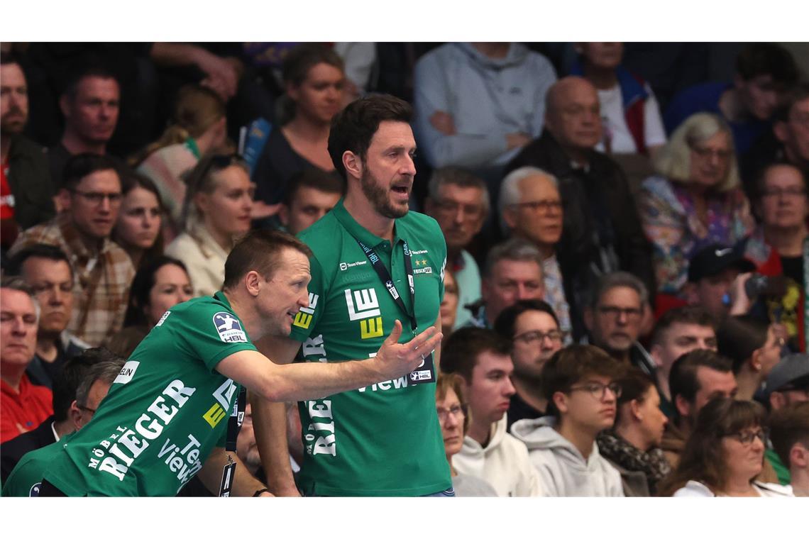 Gegen den Meister auf verlorenem Posten Co-Trainer Stefan Klaus (li.), Chefcoach Matschke: Frisch Auf war chancenlos.
