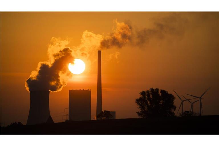 CO2-Schleuder: Die Sonne geht hinter dem Kohlekraftwerk Mehrum im niedersächsischen Landkreis Peine auf.