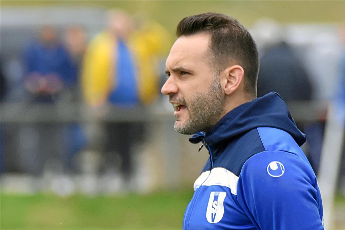 Fußball-Kreisliga A 2: Spitzenreiter SVU hat mit Kellerkind Oberbrüden große Mühe Coach Andreas Grimmer musste einiges korrigieren, damit Spitzenreiter Unterweissach gegen Kellerkind Oberbrüden am Ende zu einem 3:2-Heimsieg kam. Foto: Tobias Sellmaier