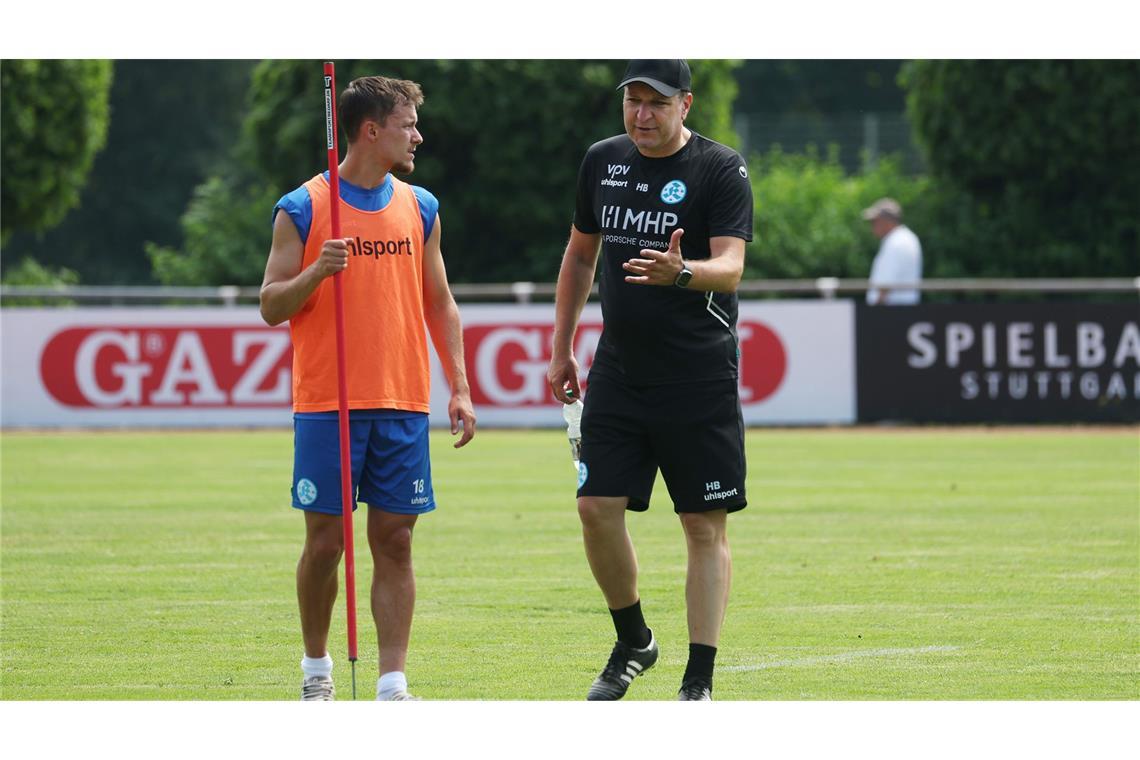 Coach Bachthaler im Austausch mit Maxi Zaiser.