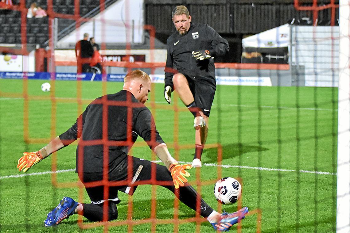 Großaspachs angenehmer Dauerbrenner Coach Heiko Ossner (rechts) und SG-Schlussmann Maximilian Reule bilden ein Team, das sich blind versteht. Foto: Tobias Sellmaier