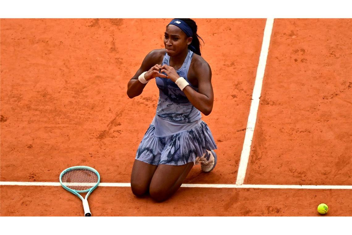 Coco Gauff gewinnt in Paris und dankt Gott Coco Gauff kniet auf der roten Asche und feiert den Sieg in Paris.