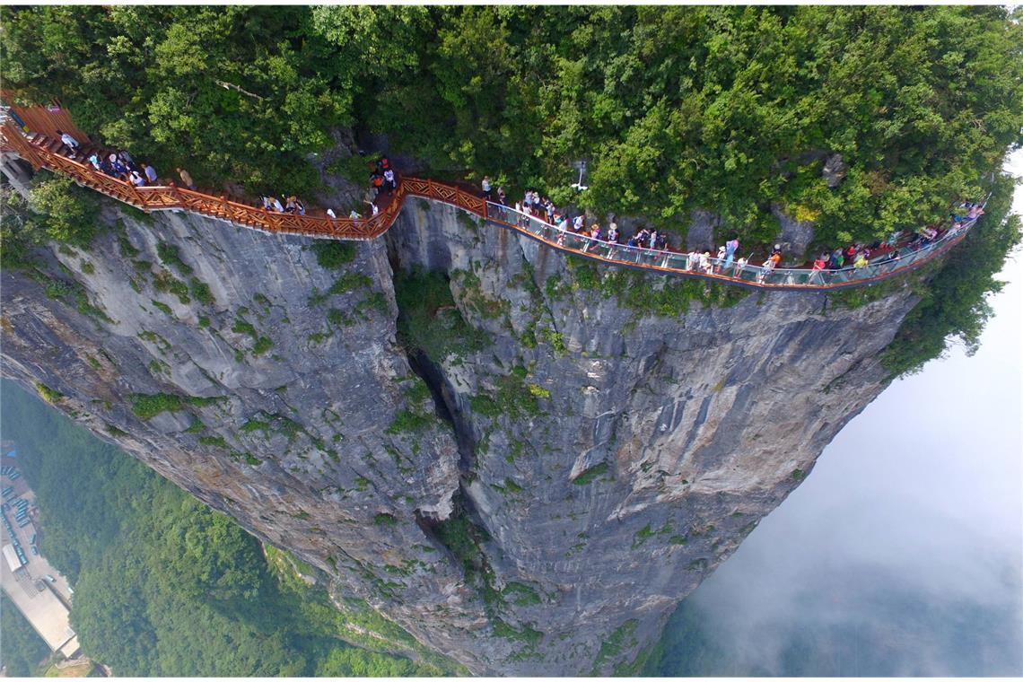 Dem Himmel so nah: Die spektakulärsten Höhenwege der Welt „Coiling Dragon Cliff Skywalk“ heißt dieser Höhenweg, was so viel wie „Gewundener Drachenfelsen-Himmelsstraße“ bedeutet. In 99 Kurven schlängelt sich der Glasweg durch den Zhangjiajie National Forest Park.