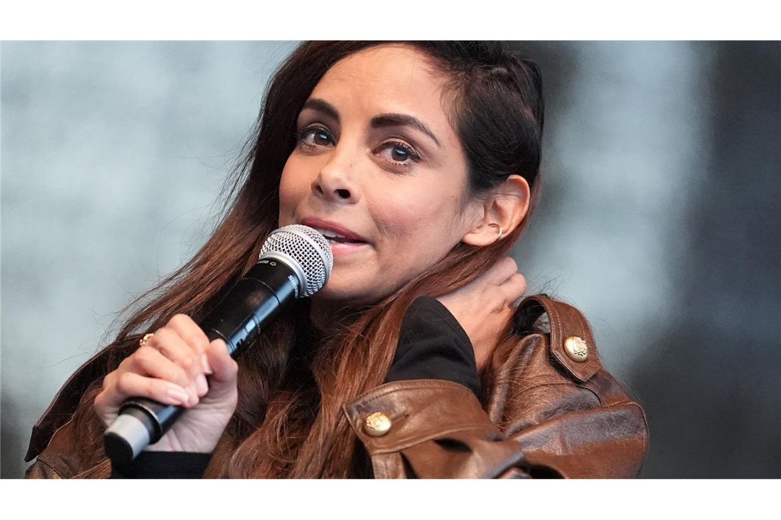 Collien Fernandes, Schauspielerin und Moderatorin, spricht auf der Bühne auf dem Hamburger Rathausmarkt während der Demonstration gegen sexualisierte Gewalt gegen Frauen.