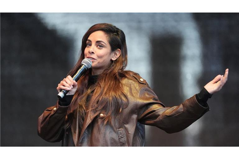 Collien Fernandes spricht auf der Bühne auf dem Rathausmarkt in Hamburg während der Demonstration gegen sexualisierte Gewalt gegen Frauen.