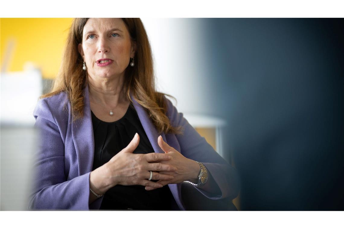 Commerzbank-Chefin Bettina Orlopp will mit ambitionierten Zielen eine Übernahme abwehren. (Archivbild)