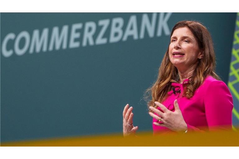 Commerzbank-Chefin Bettina Orlopp wirbt um die Treue der Aktionäre
