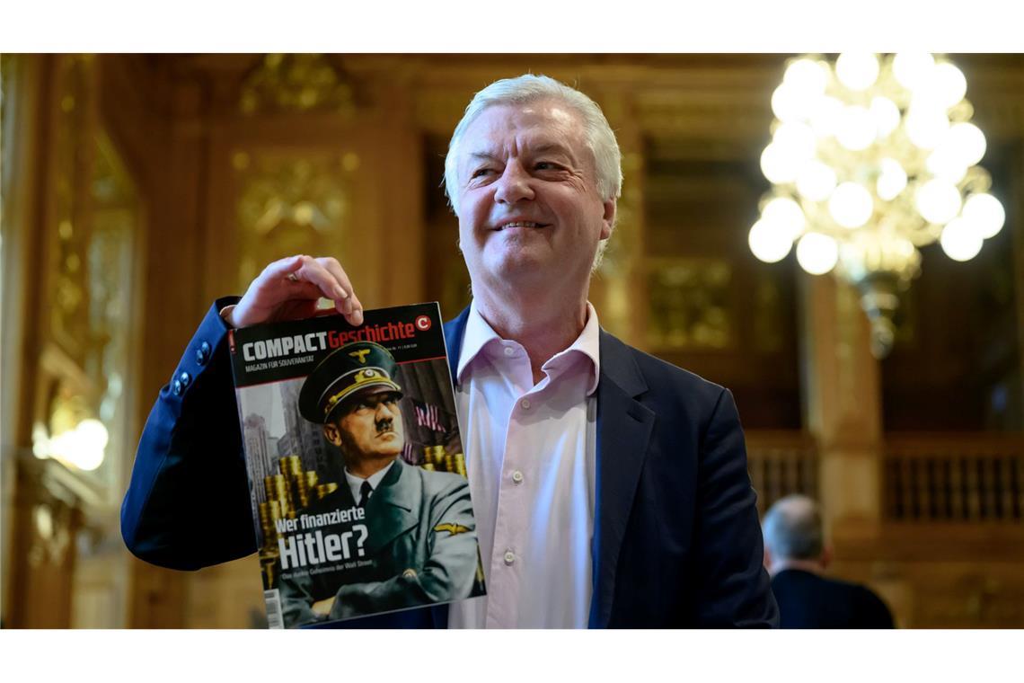 Bundesgericht entscheidet über "Compact"-Verbot "Compact"-Chefredakteur Jürgen Elsässer hält im Bundesverwaltungsgericht in Leipzig eine Ausgabe seines Magazins "Compact Geschichte" in der Hand. (Archivbild)