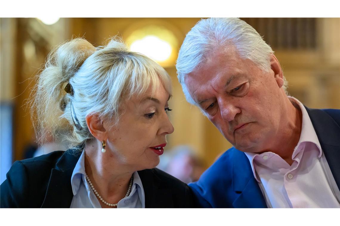Bundesgericht entscheidet über "Compact"-Verbot "Compact"-Chefredakteur Jürgen Elsässer und seine Ehefrau Stephanie unterhalten sich im Bundesverwaltungsgericht. (Archivbild)