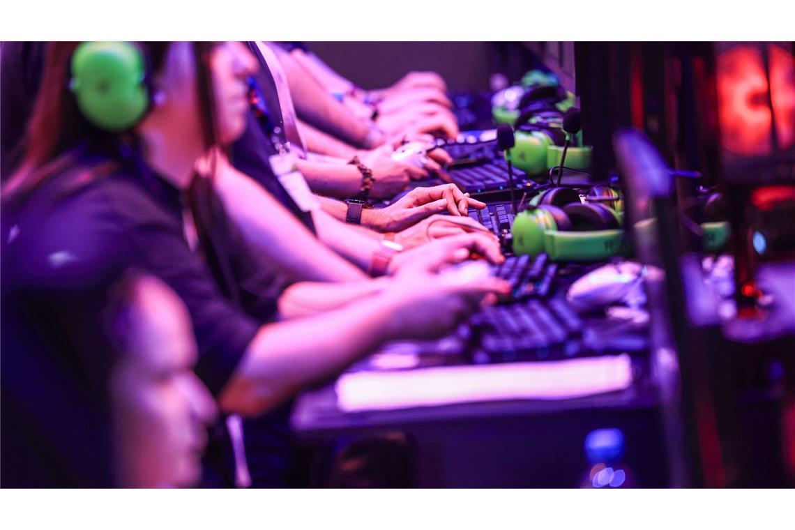 Games-Branche wird etwas optimistischer Computerspielerinnen und Computerspieler sitzen im August 2024 bei der Messe Gamescom vor Bildschirmen.