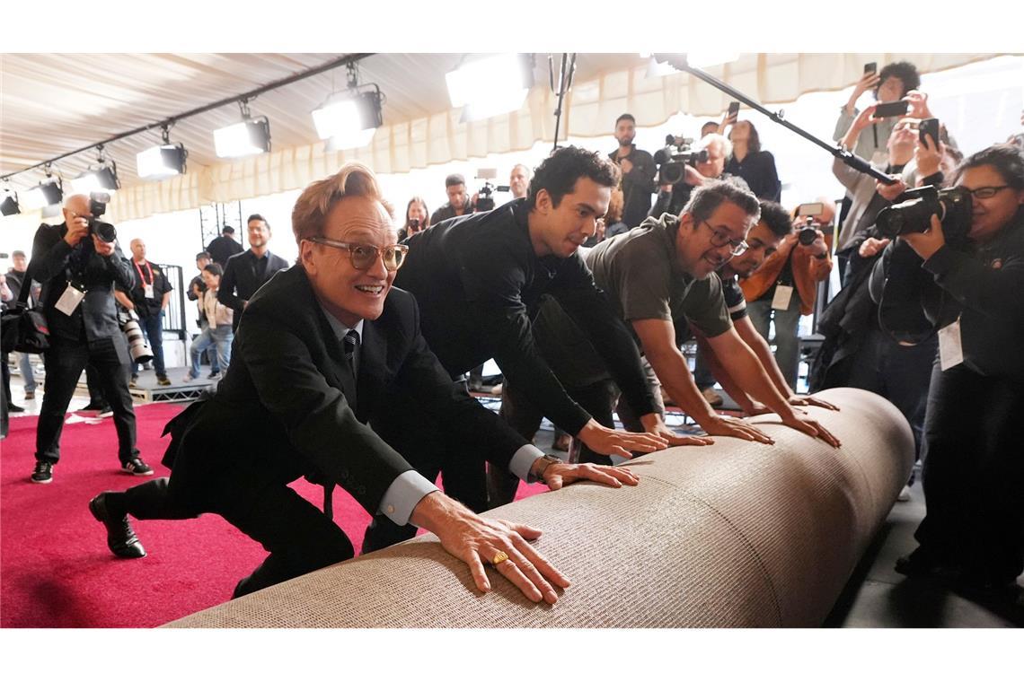 Das Oscar-Fieber steigt: Der rote Teppich wird ausgerollt Conan O’Brien packt selbst mit an.