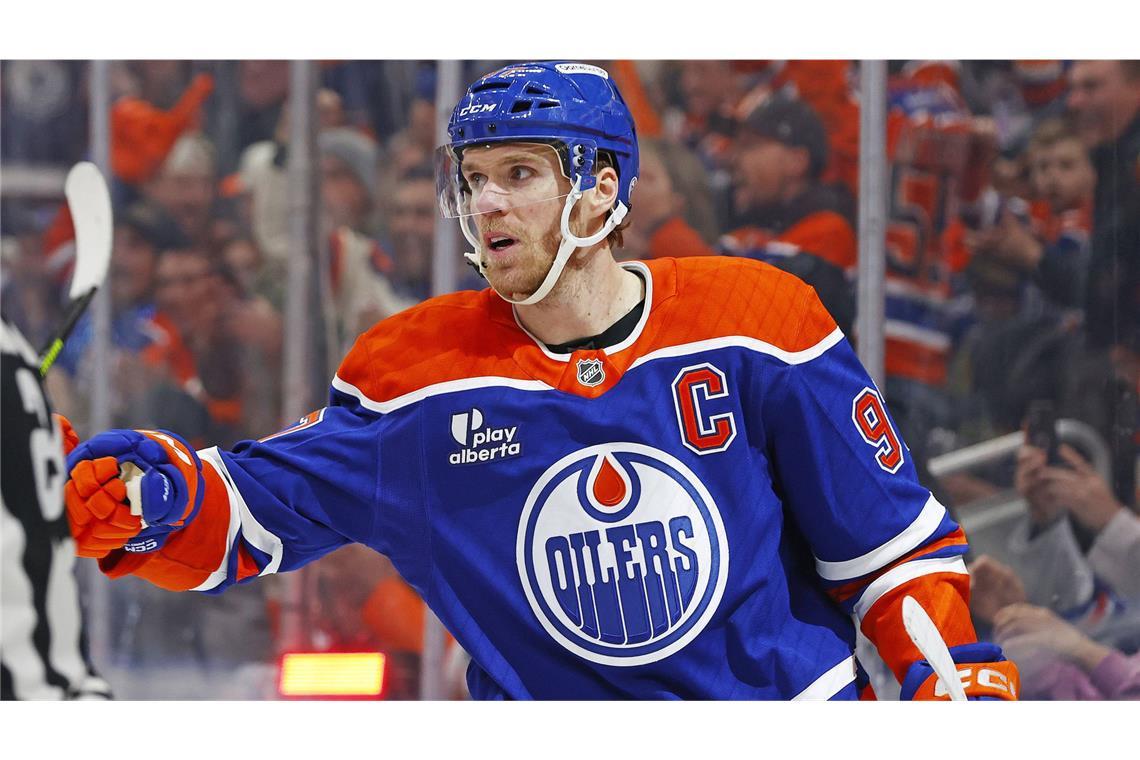 Connor McDavid, EishockeyZweimal hat die nordamerikanische Eishockey-Liga NHL zuletzt entschieden, dass ihre Profis nicht an den Olympischen Spielen teilnehmen. 2018 in Pyoengchang ging es um Versicherungskosten und Marketingrechte, 2022 in Peking um das Coronavirus. Nun in Mailand werden die besten Spieler der Welt wieder am Start sein – und der Allerbeste ist es auch. Connor McDavid (29) führt die kanadische Mannschaft an, und bei seinem ersten Olympia-Turnier zählt für ihn nur die Goldmedaille. „Wir werden ein Team aufbauen“, sagt der Superstar von den Edmonton Oilers, „das gewinnen wird.“ An ihm selbst dürfte dies nicht scheitern. Connor McDavid wurde siebenmal als bester NHL-Profi ausgezeichnet, war fünfmal bester Scorer der Liga. Demnächst wird er die Marke von 1200 Scorer-Punkten knacken. Er ist der schnellste Spieler der NHL, verfügt zudem über eine extrem gute Technik und hohe Wendigkeit. „Auf dem Eis“, schreibt die Liga über ihren Stärksten, „gibt es nichts, was er nicht kann.“ Allerdings hat Connor McDavid, der von den Fans „McJesus“ gerufen wird, noch keinen NHL-Titel gewonnen. Umso mehr wird er nun um Olympia-Gold kämpfen. Schließlich weiß niemand, wie oft ihm die Liga diese Chance noch bietet.