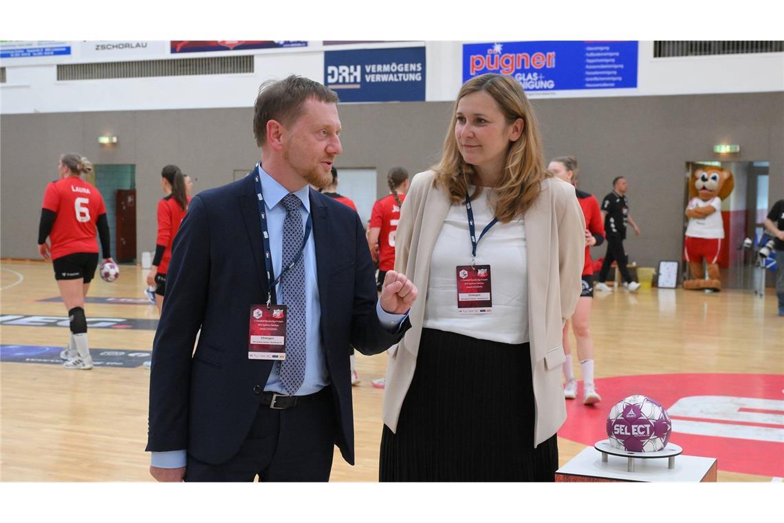 Zwickauer Oberbürgermeisterin erhält Todesdrohung Constance Arndt, Oberbürgermeisterin von Zwickau, hier mit Sachsens Ministerpräsident Michael Kretschmer.