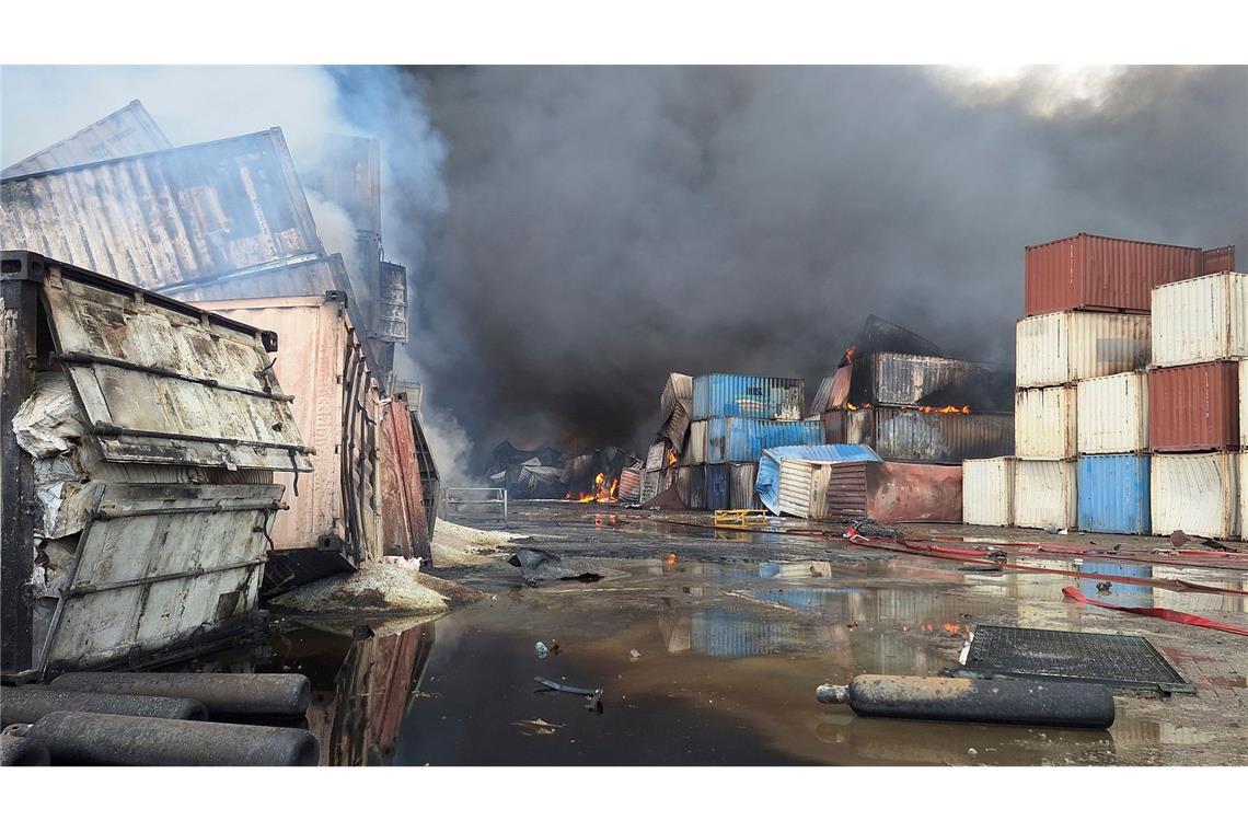 Explosion im Iran: 40 Tote, über 1.000 Verletzte Container brennen am Tag nach der Explosion im Iran.