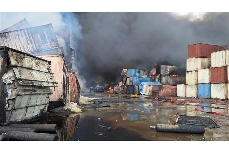 Container brennen am Tag nach der Explosion im Iran.
