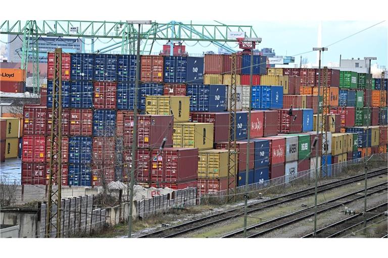 Container mit Wirtschaftsgütern stehen aufgestapelt im Hafen in Stuttgart. (Archivbild)