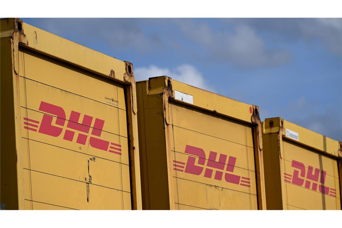 DHL verschickt wieder Online-Bestellungen in die USA Container von DHL, üblicherweise voll mit Paketen.