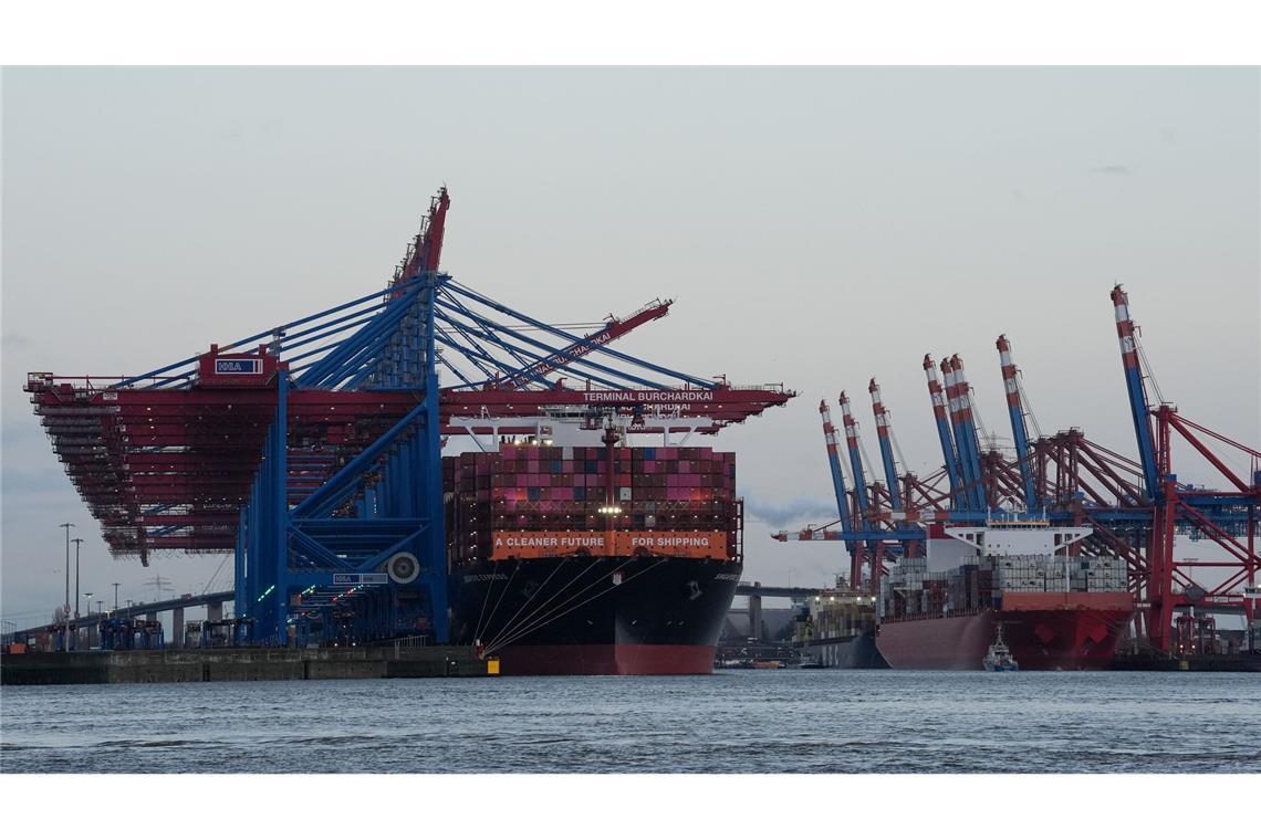 Reedereien Hapag-Lloyd und Maersk teilen Laderäume Containerschiffe von Hapag-Lloyd und Maersk liegen im Hamburger Hafen. (Archivbild)
