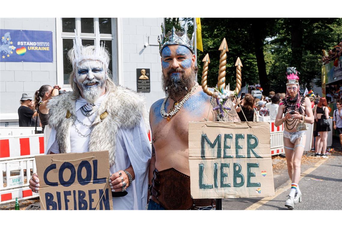 Cool von Chile bis China Cool bleiben: Der Appell eines Teilnehmers an einem Christopher Street Day (CSD) in Hamburg. (Illustration)