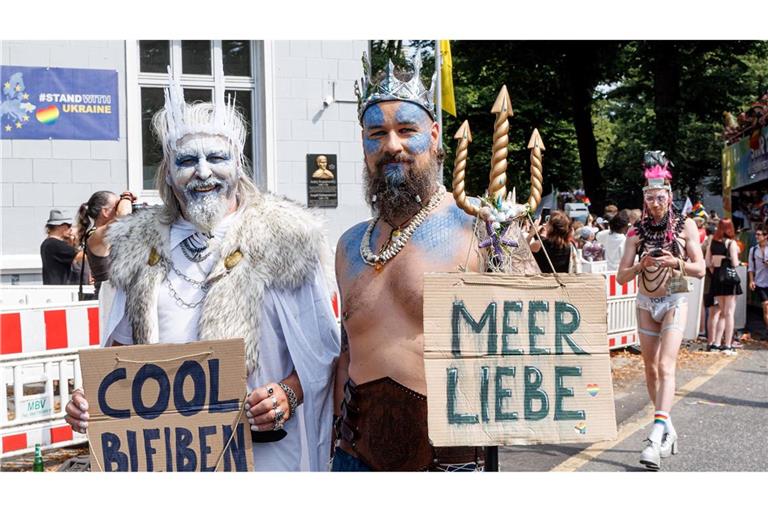 Cool bleiben: Der Appell eines Teilnehmers an einem Christopher Street Day (CSD) in Hamburg. (Illustration)