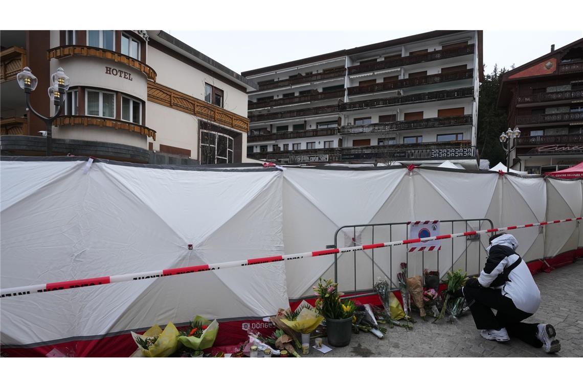 Crans-Montana: Menschen bringen Blumen in der Nähe der abgeriegelten Bar.